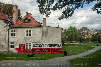 Mural z napisem "Cześć i Chwała Obrońcom Poczty"...