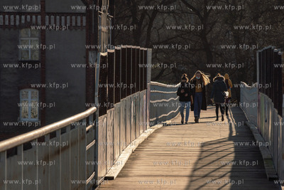 Gdańsk. Kładka przy przystanku SKM Gdańsk Stocznia....