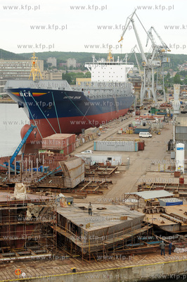 Port w Gdyni. Widok z promu Stena Baltica. n/z 196-metrowy...