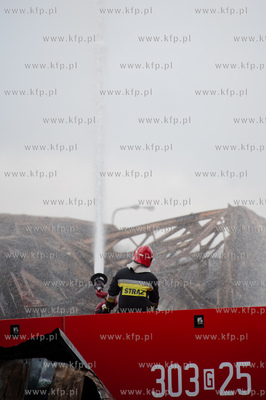 Gdansk. Dogaszanie doszczetnie spalonej hali produkcyjnej...