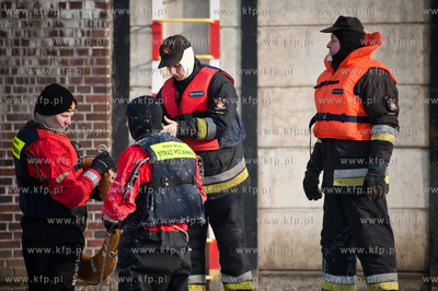Marina w Gdansku. Cwiczenia ratownikow wopr oraz strazakow...
