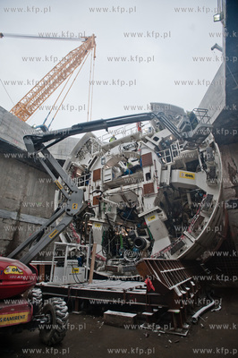 Gdansk. Wisloujscie. Montaz maszyny drazacej TMB, ktora...