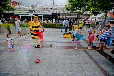 Wakacyjne popoludnie na ul. Bohaterow Monte Casino...