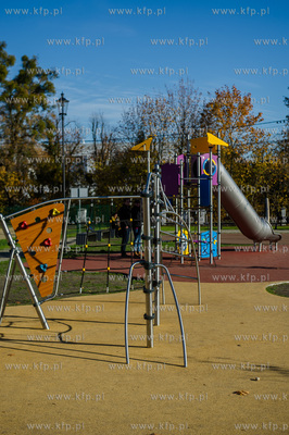 Gdansk. Jesienne, sloneczne przedpoludnie w Parku Orunskim.
Nz...
