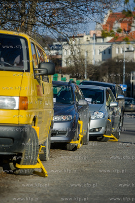 Gdansk. Nalozone przez Straz Miejska blokady na kolach...