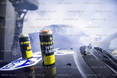 Symulowana akcja ratunkowa po zderzeniu trzech samochodow,...