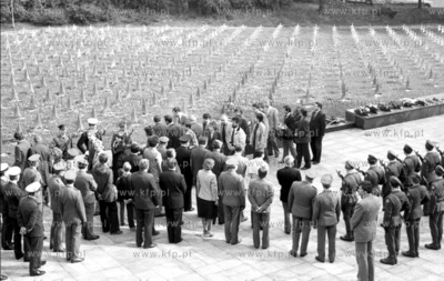 Dzien Zwyciestwa. Skladanie wiencow i kwiatow na Cmentarzu...