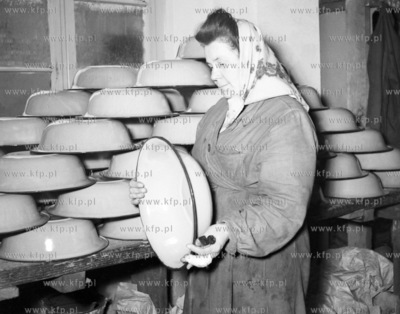 Zaklad produkujacy metalowe miski. 0003364 1962 Fot....