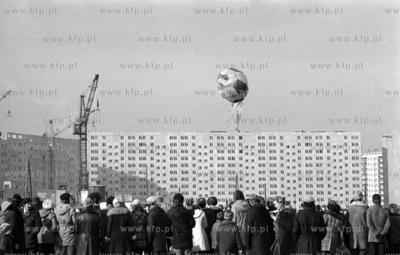 Zawody modeli balonow na terenie dawnego lotniska w...