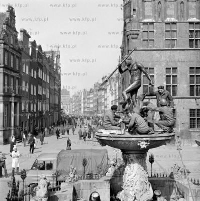Dlugi Targ w Gdansku - nz montaz figury Neptuna na...