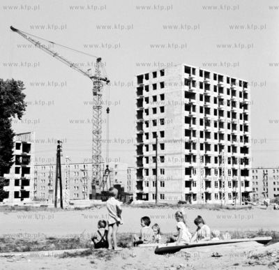 Budowa nowych domow w dzielnicy Gdynia Obluze. Na dole...