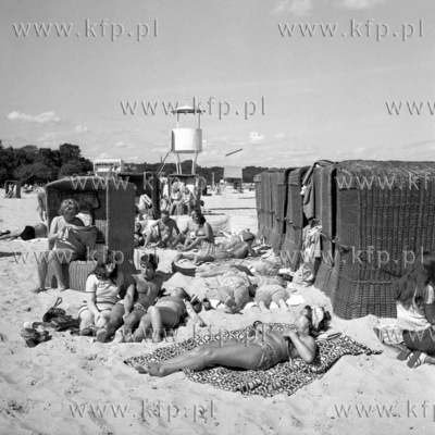 Wypoczynek na sopockiej plazy. 26.08.1973 8sierpnia73_z.kosycarz_p78...