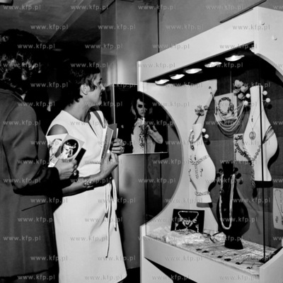 Pokaz kobiecej biżuterii. 
04.1971
0000333z_kwiecien1971
Fot....