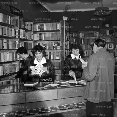 W księgarni.
1963
0006402z
Fot. Zbigniew Kosycarz...