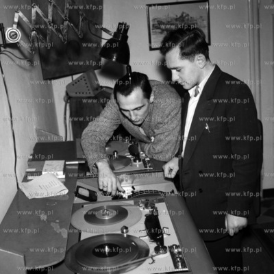 Dziennikarze Radia Gdańsk przy pracy w studiu radiowym....