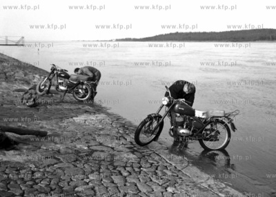 Mycie motorów przed kolejną wyprawą. 
1968
0004995z_1968
Fot....