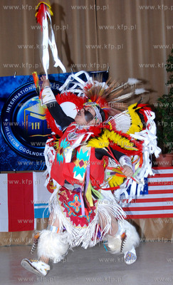 Osiemnastoosobowa grupe indian ze Stanow Zjednoczonych...