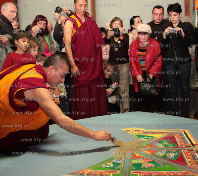 Po czterech dniach mozolnej pracy przy sypaniu mandali...