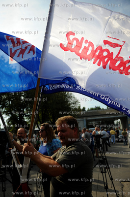 Gdynia. Pikieta pod brama do Stoczni Gdynskiej nawolujaca...