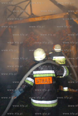 Pozar domu wypoczynkowego krytego strzecha w gospodarstwie...