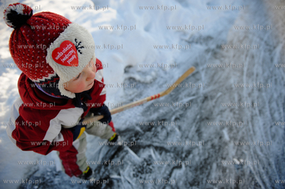 Gdansk Zakoniczyn. Zimowy krajobraz pelen sniegu. Mieszkancy...