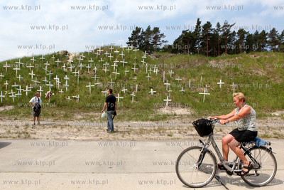 Swinoujscie. Ponad sto krzyz stanelo w nocy przy budowie...