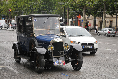 Przejazd ulicami Paryza zabytkowych i unikalnych samochodow...