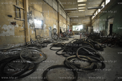 Montaz wielkiej instalacji autorstwa Roberta Rumasa...