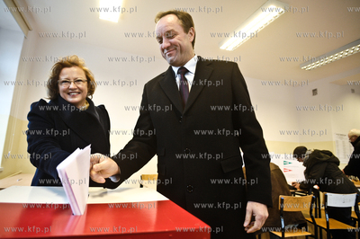 Wybory samorzadowe 2010. Lokal wyborczy  w budynku...