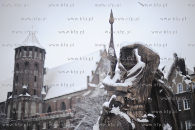 Pierwszy powazny snieg na ulicach Gdanska. Nz. Pomnik...