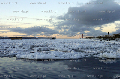 Ustka. Kra lodowa zablokowala kanal portowy w Ustce....