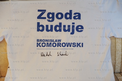 Koszulka z podpisami zebranymi w finale wyborow prezydenckich...