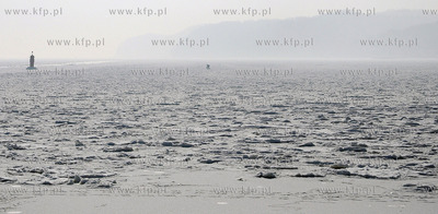 Gdynia, Srodmiescie. Mimo zakazu spacerowicze wchodza...