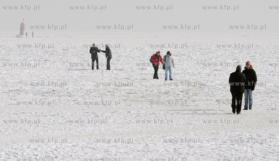 Gdynia, Srodmiescie. Mimo zakazu spacerowicze wchodza...