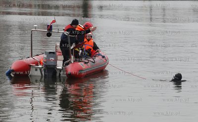 Szczecin. Akcja ratownicza polegajaca na poszukiwaniu...