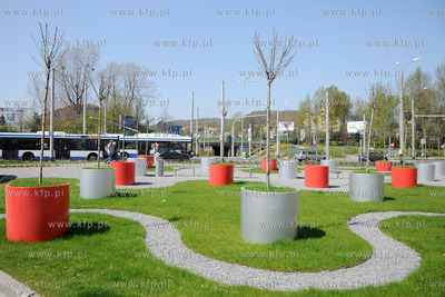 Innowacyjny park z oryginalnymi miejskimi meblami powstal...