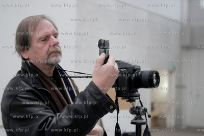 Gdynia. Fotoreporter Chris Niedenthal fotografuje Dworzec...