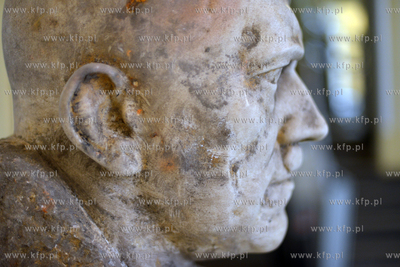 Polmetrowa rzezba glowy Adolfa Hitlera, zostala odkopana...