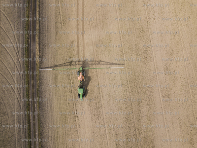 Wiosenne prace rolnicze. Wiosenne opryski na polu w...