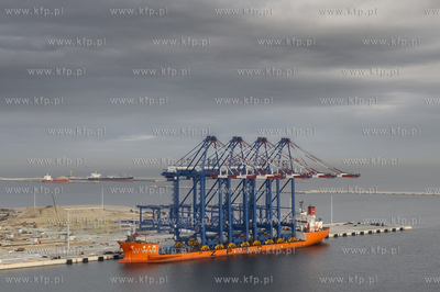 Statek Zhen Hua 36 z czterema potężnymi suwnicami...