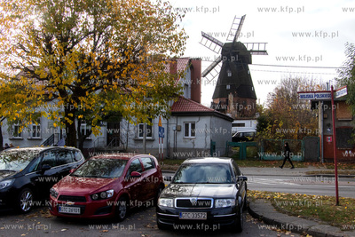 Parking przy Wojska Polskiego w Tczewie. Na drugim...