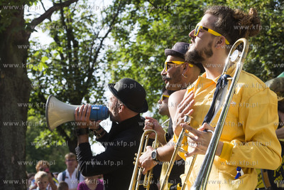 Gdańsk. Festiwal teatrów Ulicznych FETA. Always Drinking...