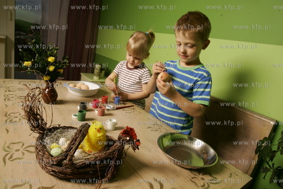 Swieta Wielkiej Nocy za pasem, dzieci maluja pisanki.
4.04.2007
fot....