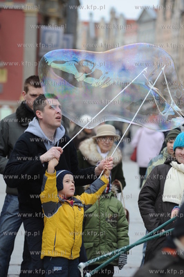 Festiwal baniek mydlanych w Gdansku na Dlugim Targu....