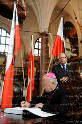 Po katastrofie lotniczej, w ktorej zginela m.in. para...