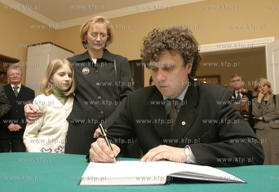 Prezydent Sopotu Jacek Karnowski wpisuje sie do ksiegi...