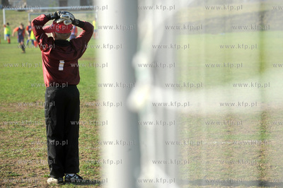 Mlodzi pilkarze na boisku w Sulminie. Mecz pilkarski...