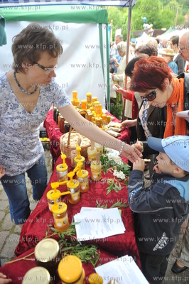 Pomorskie Swieto Produktu Tradycyjnego w Gdansku obok...