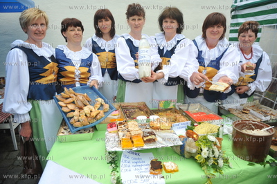 Pomorskie Swieto Produktu Tradycyjnego w Gdansku obok...