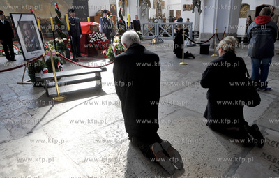 Gdansk. Bazylika Mariacka. Warta honorowa przy trumnie...